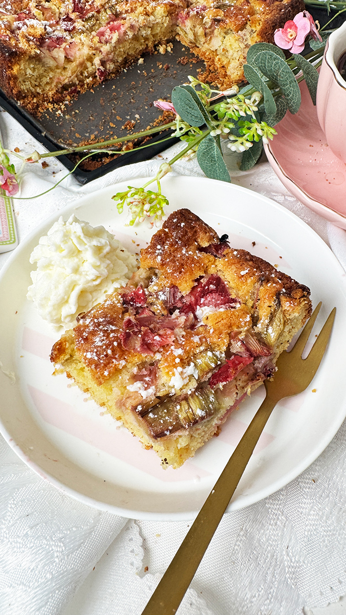 Omas saftiger Rhabarberkuchen vom Blech: schnell, einfach in 30 Minuten
