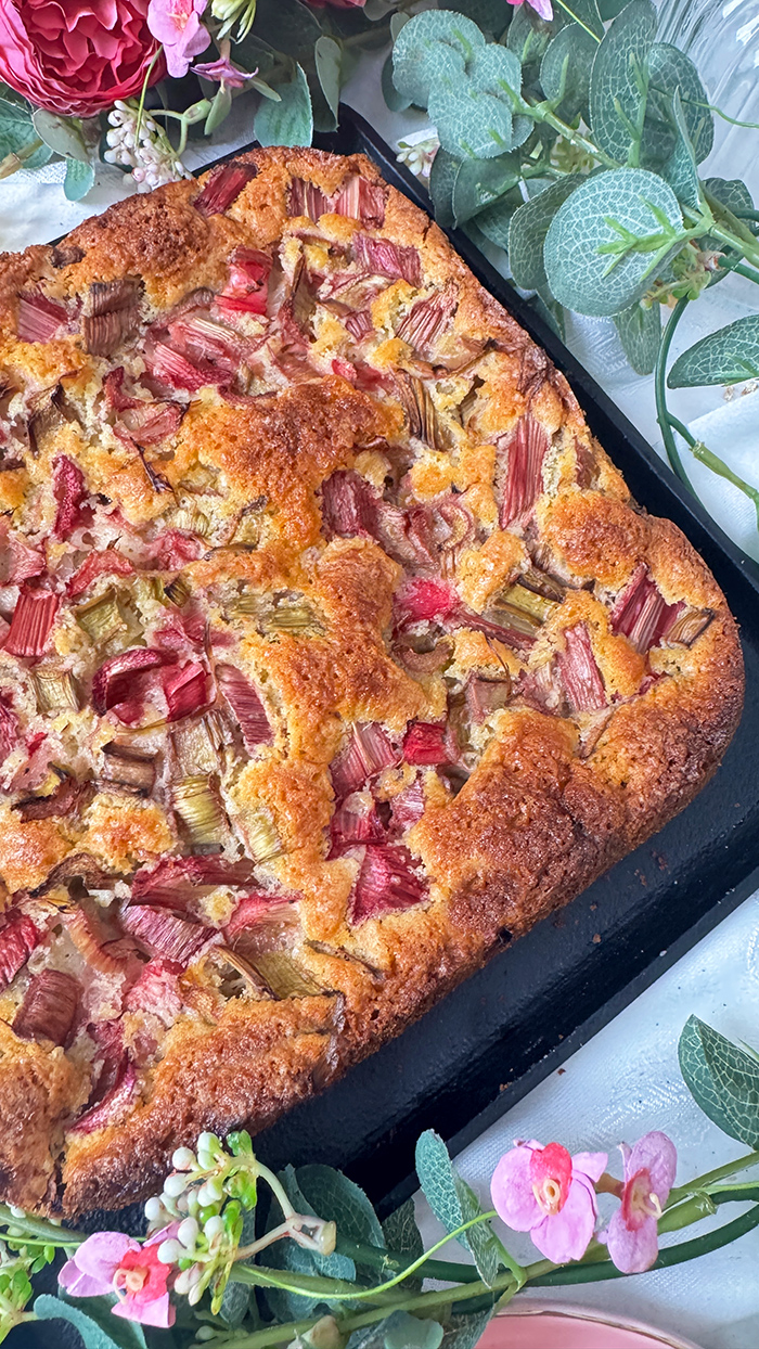 Omas saftiger Rhabarberkuchen vom Blech: schnell, einfach in 30 Minuten
