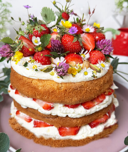 Grandiose schwedische Erdbeertorte mit Holundercreme: Midsommar Torte mit 3 cremigen Schichten 1 Schwedische Erdbeertorte Rezept / Midsommar-Torte Rezept