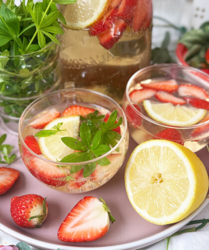Maibowle selber machen: Frühlingsfrisch, spritzig & einfach 100% Waldmeister-Aroma 1 Selbstgemachte Maibowle mit Weißwein, Waldmeister und Sekt, dekoriert mit Zitronenscheiben