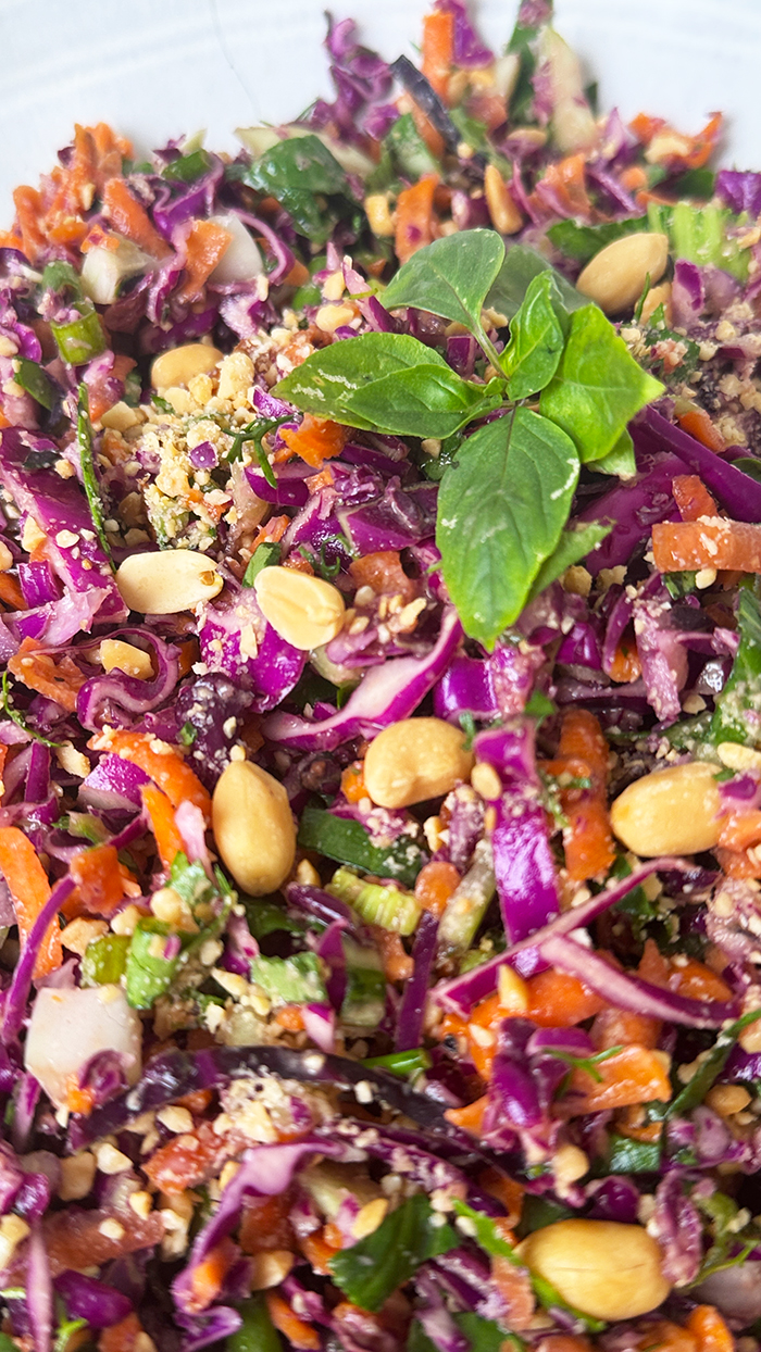 Frischer asiatischer Krautsalat mit Pak Choi, Karotten & Erdnüssen in einer Schüssel 