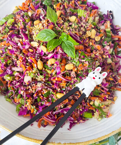Frischer asiatischer Krautsalat mit Pak Choi, Karotten & Erdnüssen