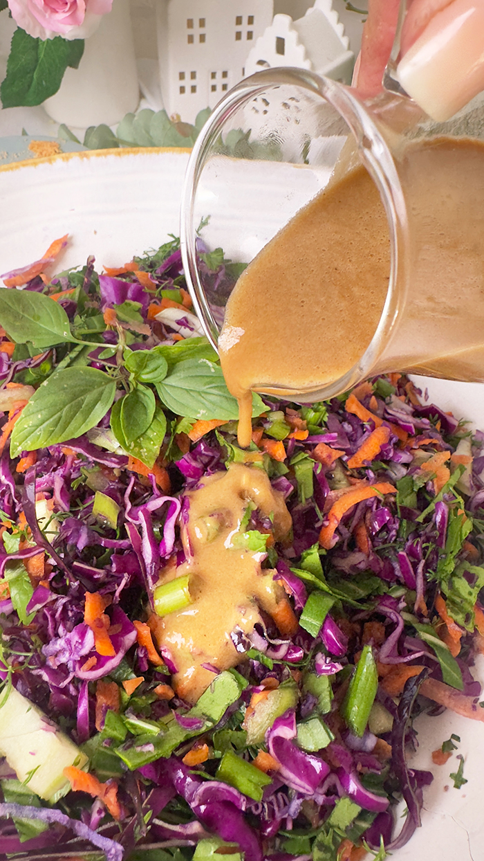 Frischer asiatischer Krautsalat mit Pak Choi, Karotten & Erdnüssen in einer Schüssel 