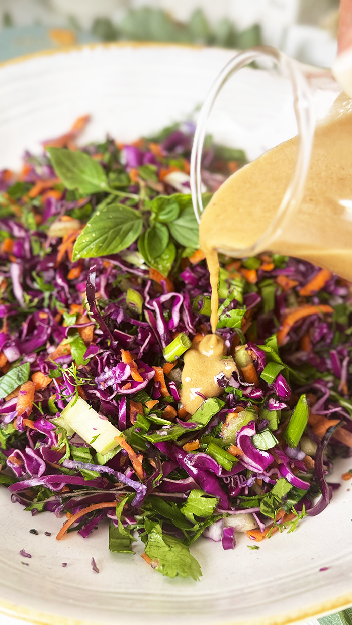 Frischer asiatischer Krautsalat mit Pak Choi, Karotten & Erdnüssen in einer Schüssel 