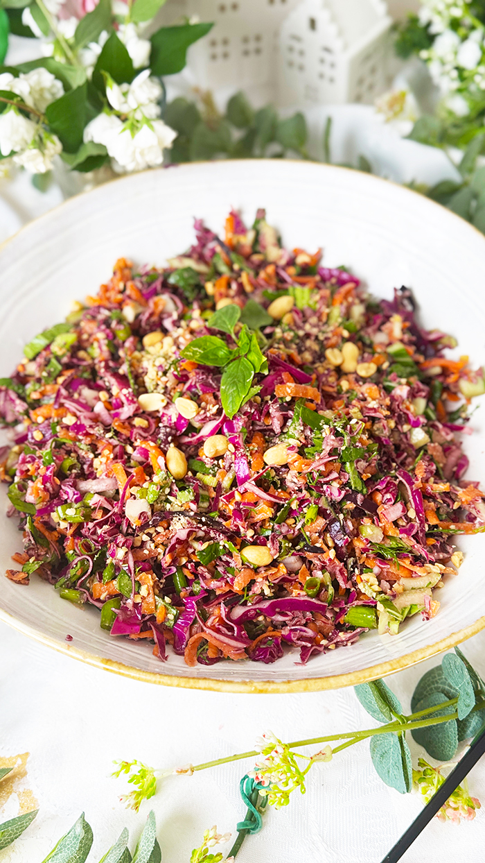 Frischer asiatischer Krautsalat mit Pak Choi, Karotten & Erdnüssen in einer Schüssel 