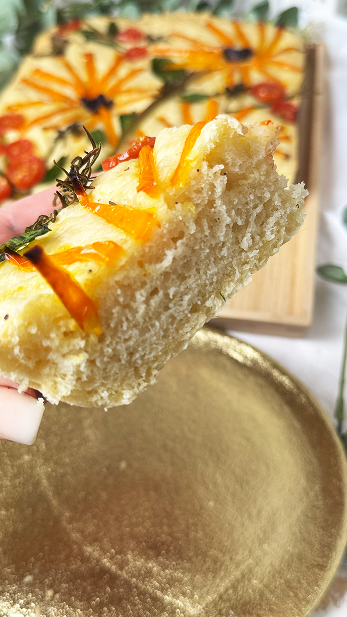 Focaccia Garden Rezept fluffiges italienisches Fladenbrot mit buntem Gemüse und frischen Kräutern