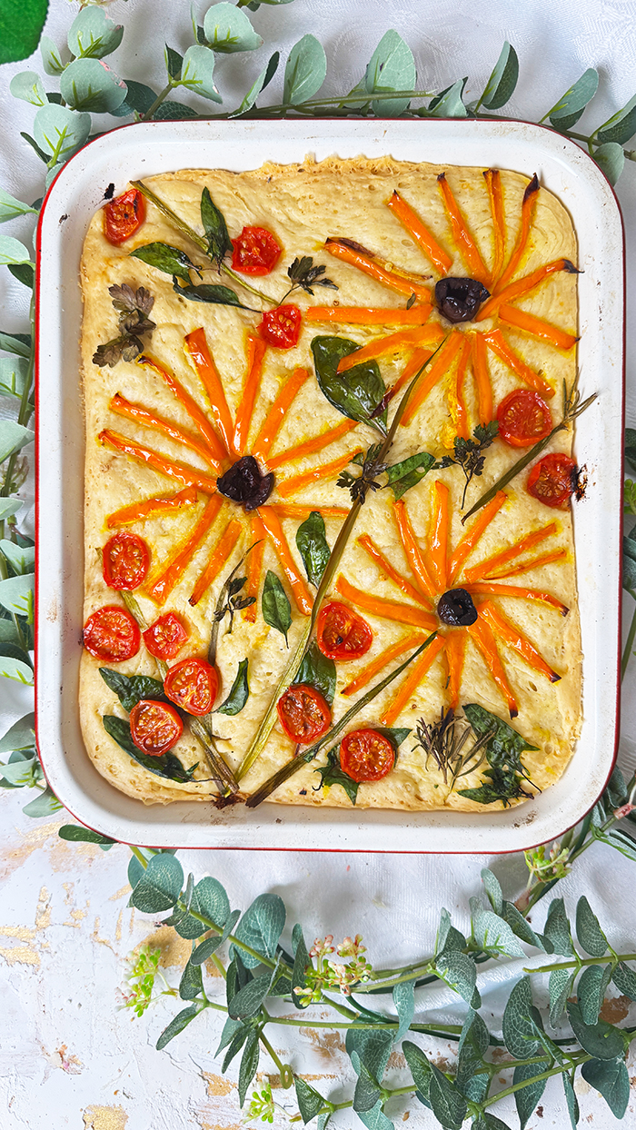 Focaccia Garden Rezept- fluffiges italienisches Fladenbrot mit buntem Gemüse und frischen Kräutern