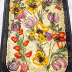 Focaccia Garden Rezept fluffiges italienisches Fladenbrot mit buntem Gemüse und frischen Kräutern