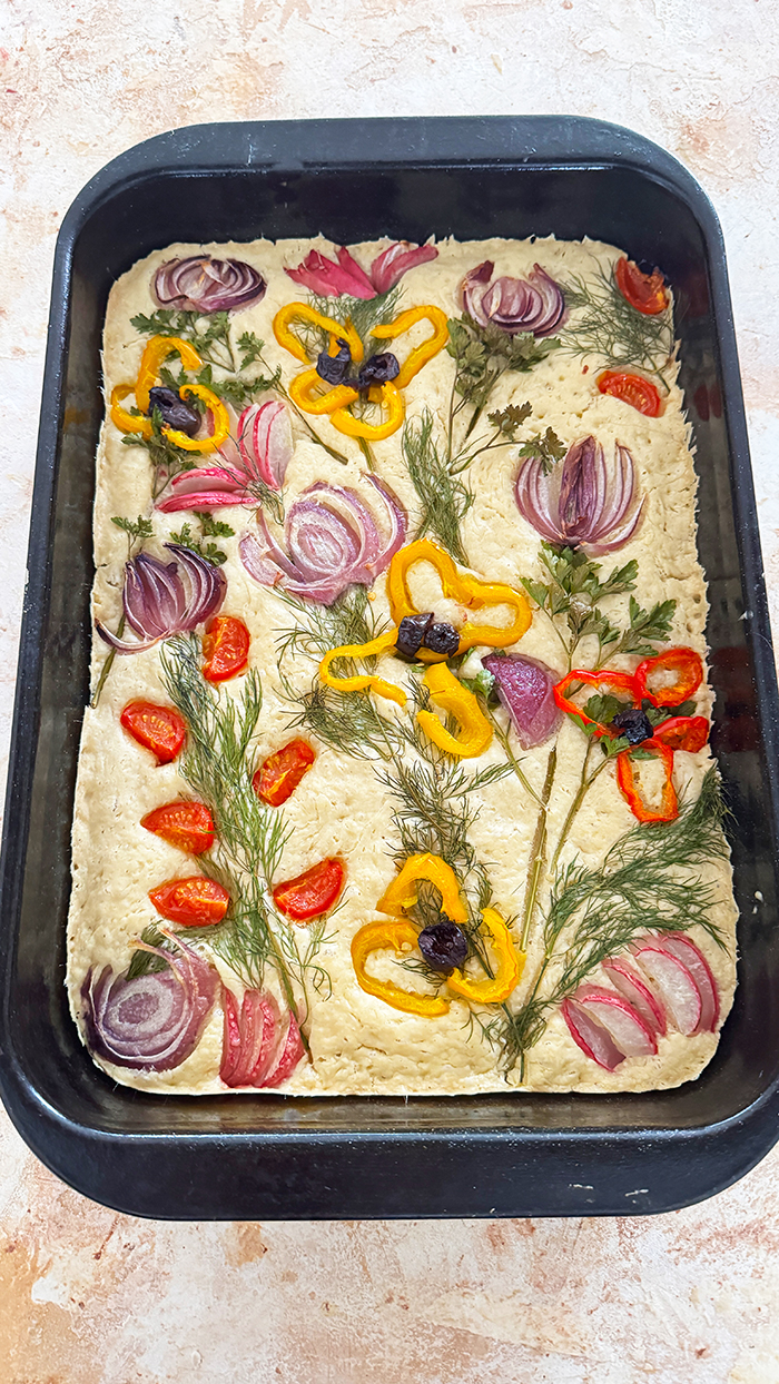 Focaccia Garden Rezept fluffiges italienisches Fladenbrot mit buntem Gemüse und frischen Kräutern