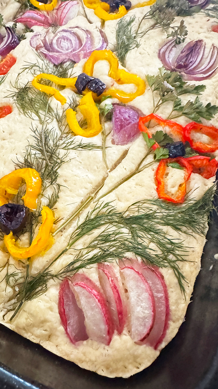 ocaccia Garden Rezept- fluffiges italienisches Fladenbrot mit buntem Gemüse und frischen Kräutern