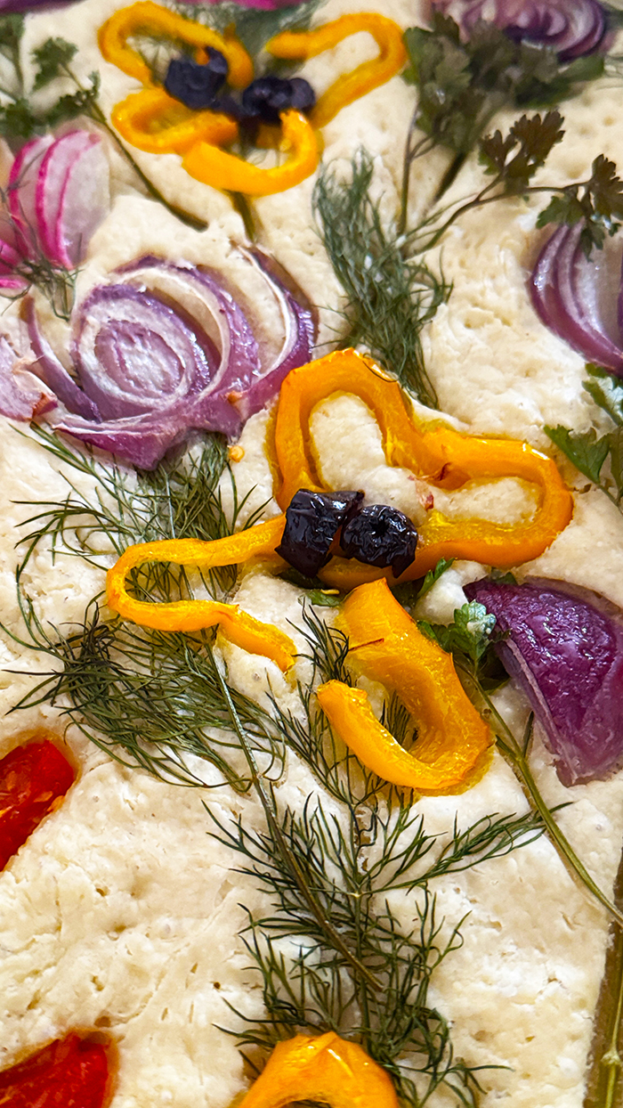 ocaccia Garden Rezept- fluffiges italienisches Fladenbrot mit buntem Gemüse und frischen Kräutern