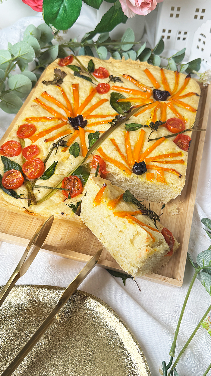 Focaccia Garden Rezept fluffiges italienisches Fladenbrot mit buntem Gemüse und frischen Kräutern