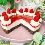 Mohntorte mit Himbeeren Rezept -Schneewittchentorte auf einer Kuchenplatte