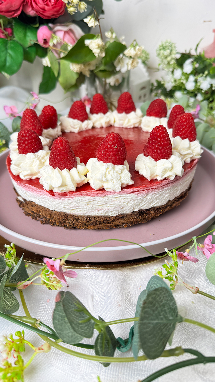 Mohntorte mit Himbeeren Rezept -Schneewittchentorte auf einer Kuchenplatte