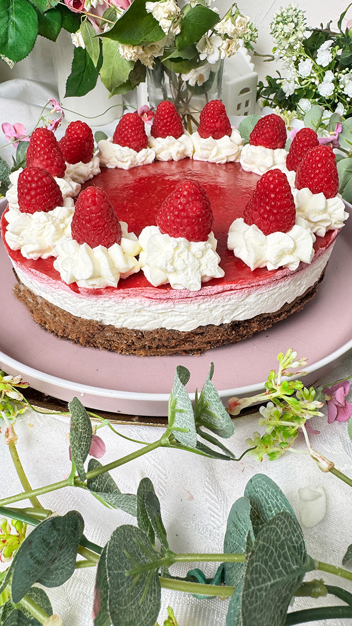 Mohntorte mit Himbeeren Rezept -Schneewittchentorte auf einer Kuchenplatte