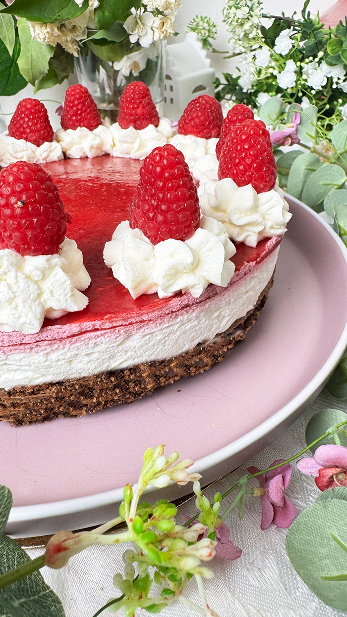 Mohntorte mit Himbeeren Rezept -Schneewittchentorte auf einer Kuchenplatte