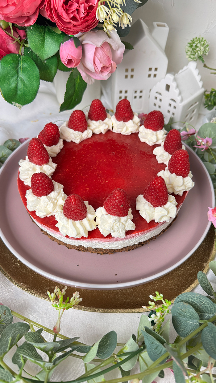 Mohntorte mit Himbeeren Rezept -Schneewittchentorte auf einer Kuchenplatte