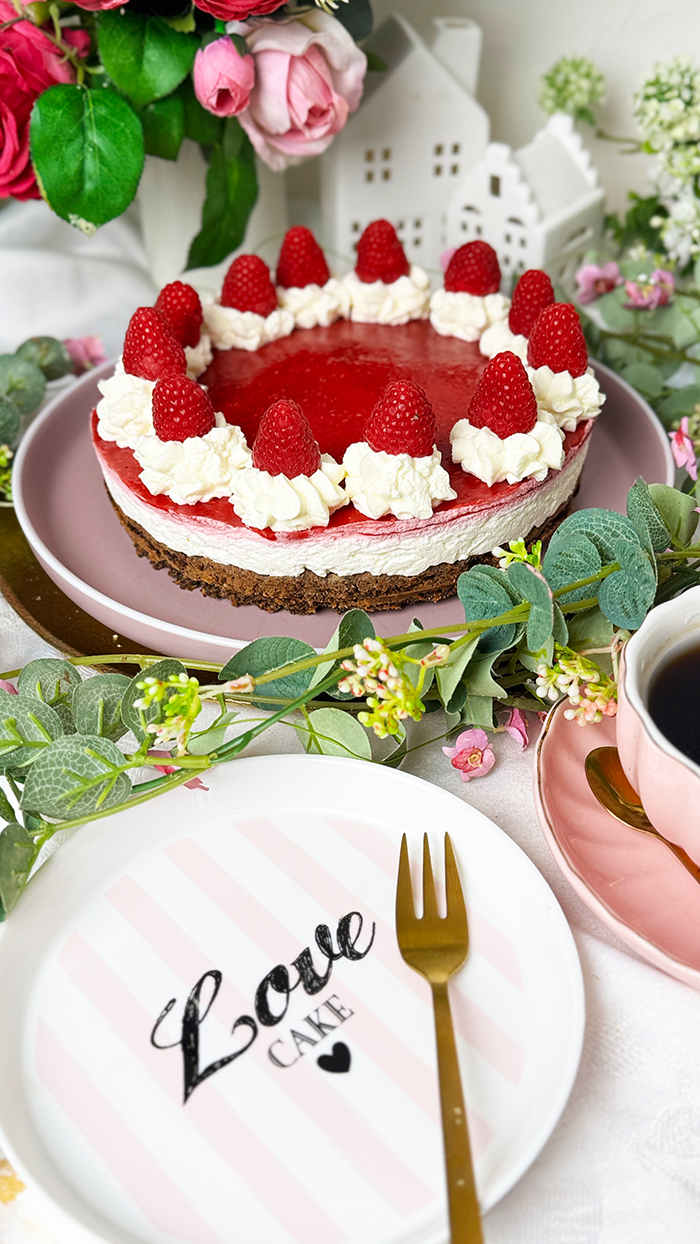 Mohntorte mit Himbeeren Rezept -Schneewittchentorte auf einer Kuchenplatte