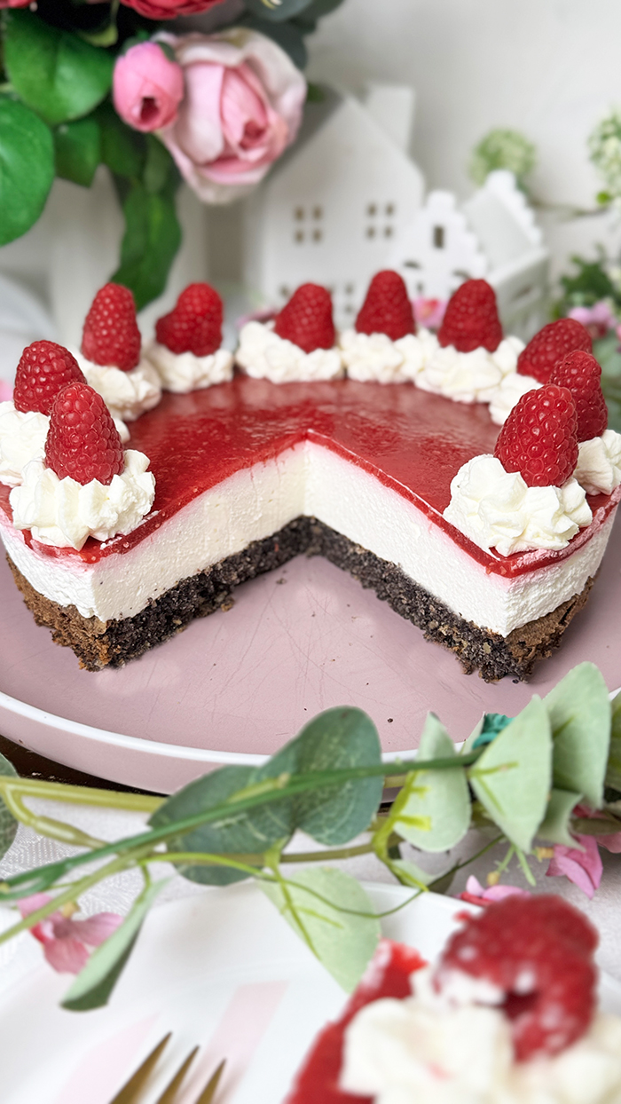 Mohntorte mit Himbeeren Rezept -Schneewittchentorte auf einer Kuchenplatte