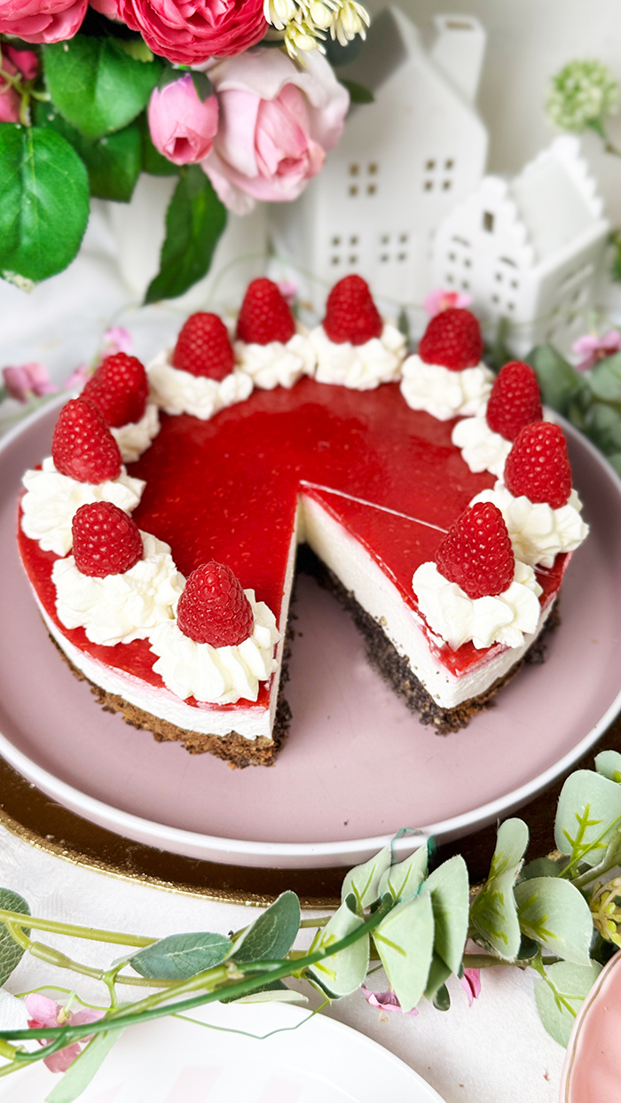 Mohntorte mit Himbeeren Rezept -Schneewittchentorte auf einer Kuchenplatte