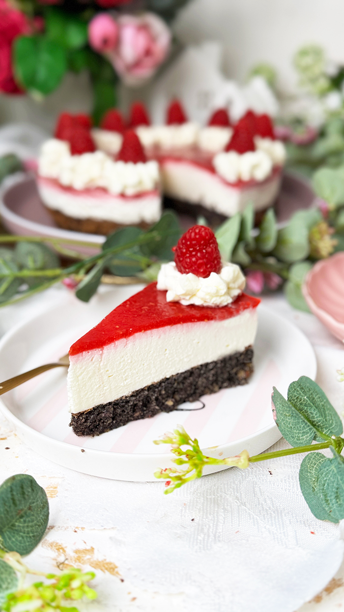 Mohntorte mit Himbeeren Rezept -Schneewittchentorte auf einer Kuchenplatte