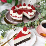 Mohntorte mit Himbeeren Rezept -Schneewittchentorte auf einer Kuchenplatte