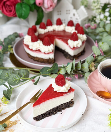 Mohntorte mit Himbeeren einfach genial: Mit 1A fruchtigem Himbeerspiegel 1 Mohntorte mit Himbeeren Rezept -Schneewittchentorte auf einer Kuchenplatte