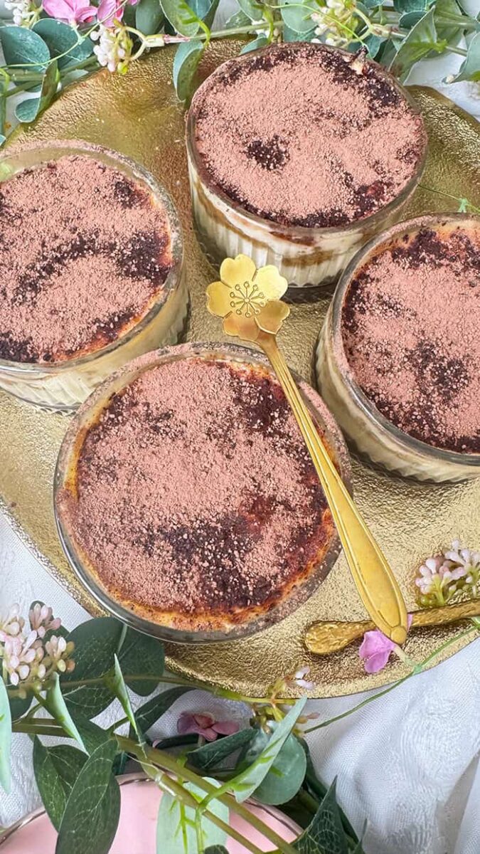 Original italienisches Tiramisu Rezept: Einfach, schnell und 100% cremig 2 Original italienisches Tiramisu Rezept - 4 Stück auf einen Teller