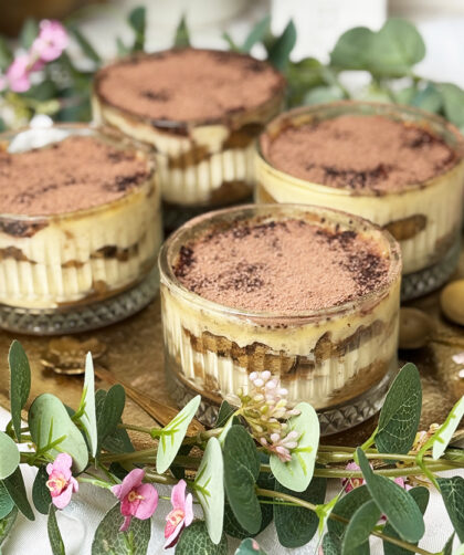 Original italienisches Tiramisu Rezept: Einfach, schnell und 100% cremig 1 Original italienisches Tiramisu Rezept - 4 stück auf Einern Teller