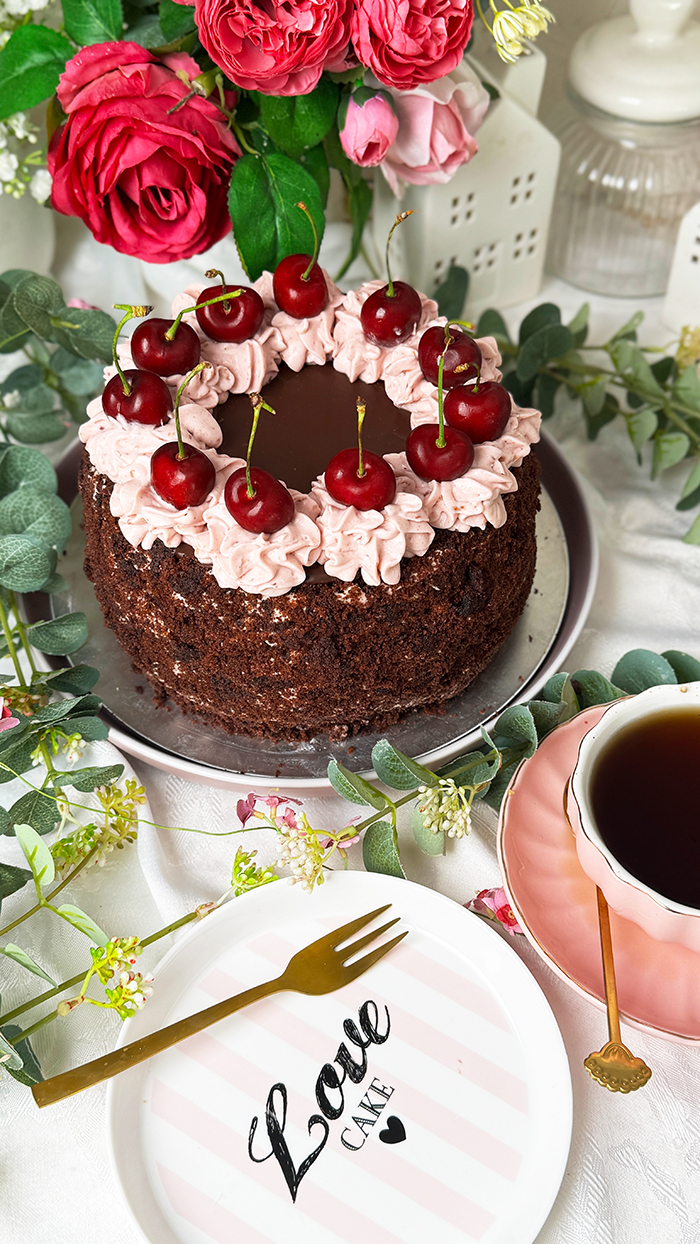 Schoko-Kirsch-Torte Rezept auf einen deckten Tisch angerichtet 