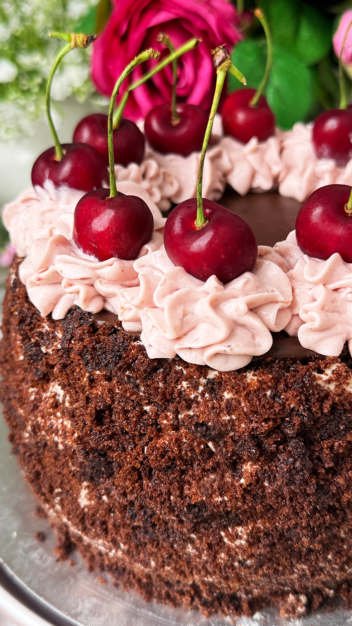 Schoko-Kirsch-Torte Rezept auf einen deckten Tisch angerichtet