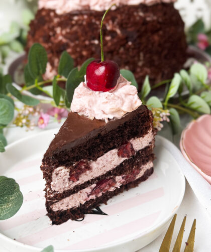 Schoko-Kirsch-Torte Rezept: 100 % cremig, fruchtig & himmlisch 1 Schoko-Kirsch-Torte Rezept- ein stück auf einen Teller