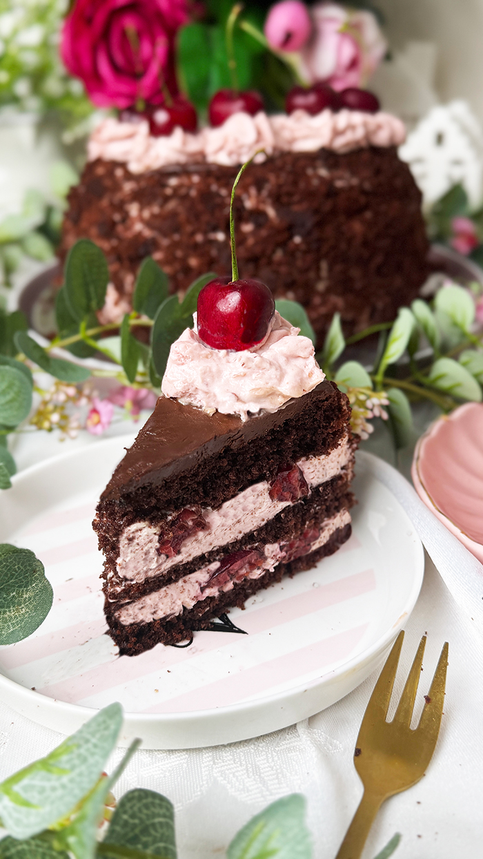 Schoko-Kirsch-Torte Rezept- ein stück auf einen Teller