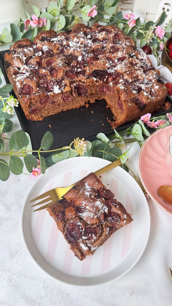 Schoko-Kirschkuchen vom Blech: Super saftig und einfach in 4 Schritten Schoko-Kirschkuchen vom Blech: Super saftig und einfach in 4 Schritten