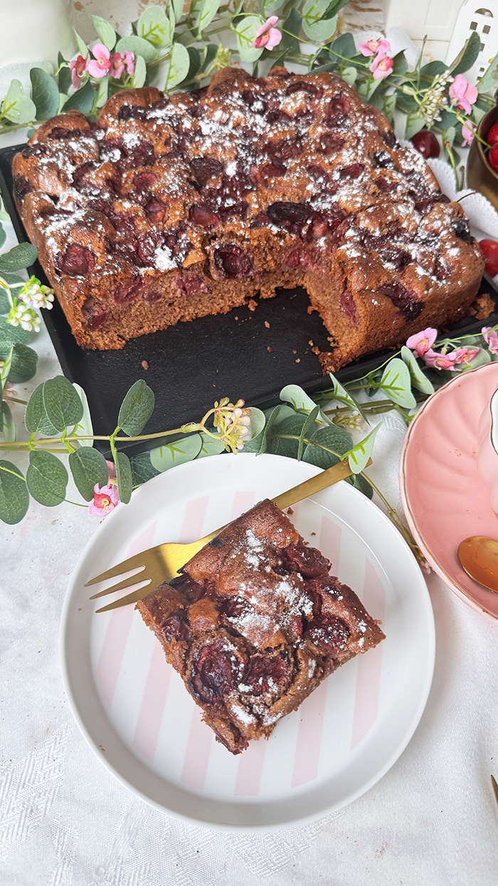 Einfacher Schoko-Kirschkuchen vom Blech: saftig, schnell gemacht und gelingsicher.