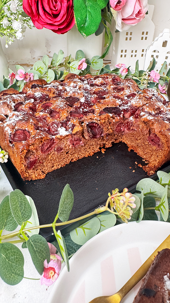 Einfacher Schoko-Kirschkuchen vom Blech: saftig, schnell gemacht und gelingsicher.