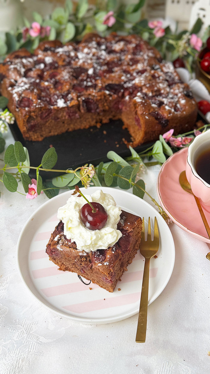 Einfacher Schoko-Kirschkuchen vom Blech: saftig, schnell gemacht und gelingsicher.