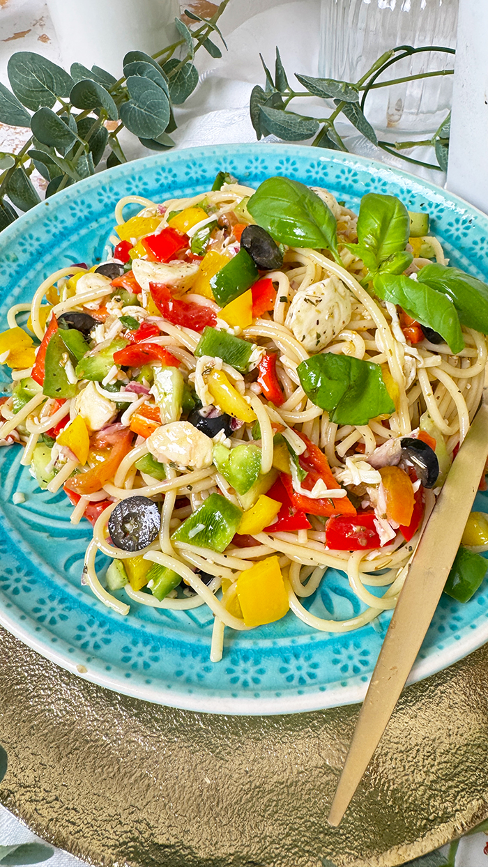 Spaghettisalat kalifornischer Art: bunter Nudelsalat mit Paprika, Mozzarella, Oliven und frischen Kräutern