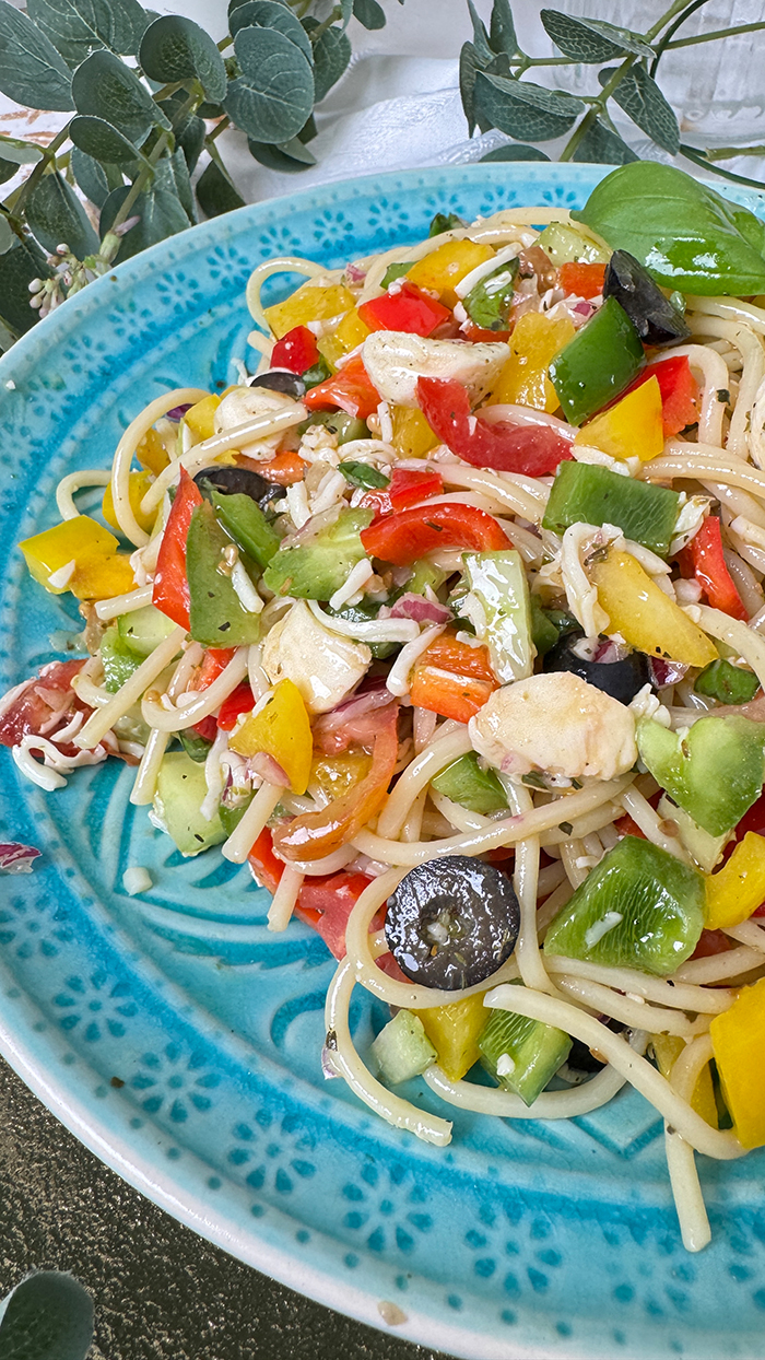 Spaghettisalat kalifornischer Art: bunter Nudelsalat mit Paprika, Mozzarella, Oliven und frischen Kräutern