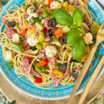 Spaghettisalat kalifornischer Art: bunter Nudelsalat mit Paprika, Mozzarella, Oliven und frischen Kräutern