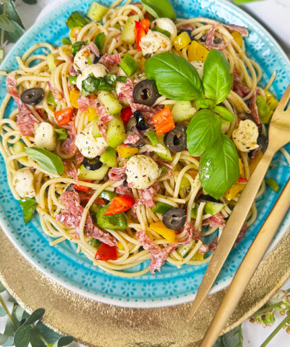 Spaghettisalat nach kalifornischer Art: bunt, einfach & voller 100% Aromen 1 Spaghettisalat kalifornischer Art: bunter Nudelsalat mit Paprika, Mozzarella, Oliven und frischen Kräutern
