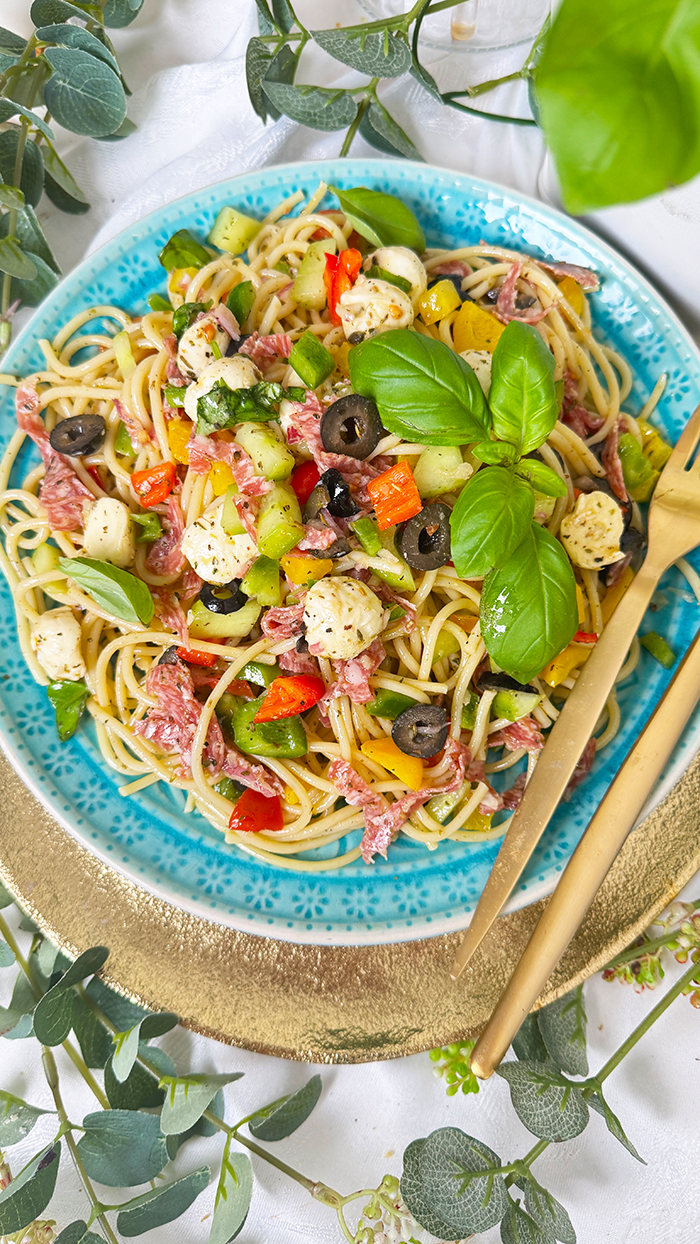 Spaghettisalat kalifornischer Art: bunter Nudelsalat mit Paprika, Mozzarella, Oliven und frischen Kräutern