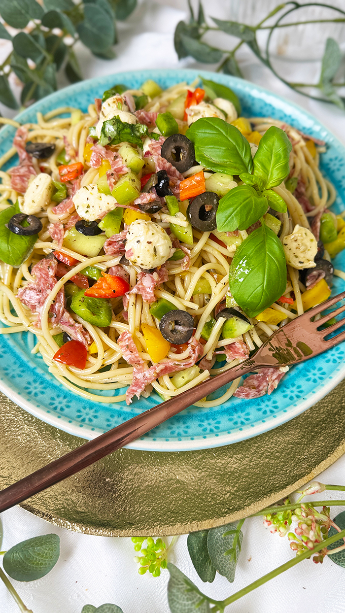 Spaghettisalat kalifornischer Art: bunter Nudelsalat mit Paprika, Mozzarella, Oliven und frischen Kräutern