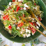 Spaghettisalat mit Feta und Pesto: einfach, schnell gemacht in einer Schüssel serviert