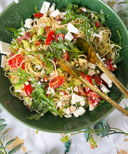 Spaghettisalat mit Feta und Pesto: einfach, schnell und 100% perfekt als Beilage 1 Spaghettisalat mit Feta und Pesto: einfach, schnell gemacht in einer Schüssel serviert