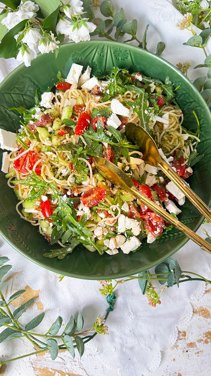 Spaghettisalat mit Feta und Pesto: einfach, schnell gemacht in einer Schüssel serviert