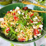 Spaghettisalat mit Feta und Pesto: einfach, schnell gemacht in einer Schüssel serviert