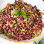Asiatische Krautsalat mit Erdnüssen Rezept in einer Schüssel