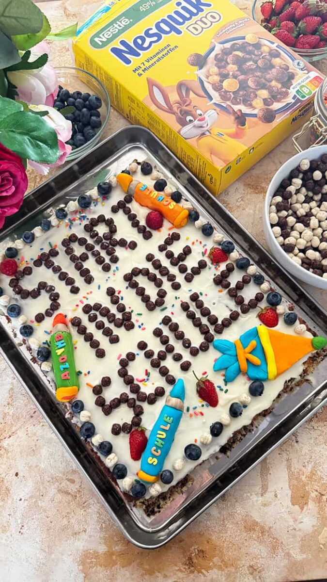 Saftiger Ameisenkuchen zum Schulanfang, mit Glasur und Beeren: Einfach und 1 A Lecker 1 Ameisenkuchen Rezept Nesquikschulanfang 07