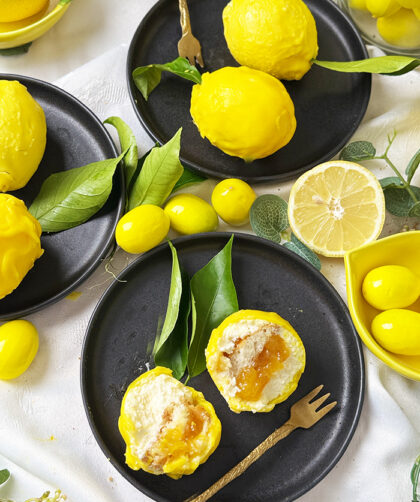 Cedric Grolet Zitronen selber machen: Sieht aus wie Obst - der süßeste Foodtrend 2025! 1 Cedric Grolet Zitronen mit Lemon Curd, Mascarponecreme und Plätzchenboden, angerichtet mit frischen Zitronenblättern.
